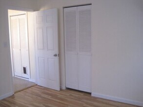 114 Lapree Dr in Talent, OR - Foto de edificio - Building Photo