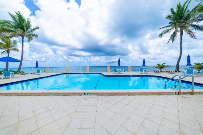 3475 S Ocean Blvd in Palm Beach, FL - Building Photo - Building Photo