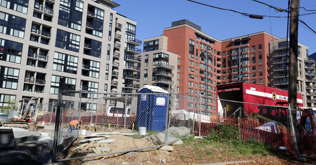 Rosslyn Commons in Arlington, VA - Foto de edificio - Building Photo