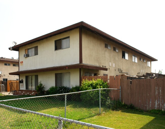 9567 Juniper Ave in Fontana, CA - Foto de edificio - Building Photo