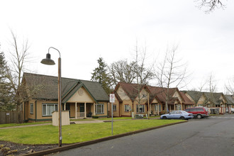 Ames Creek in Sweet Home, OR - Foto de edificio - Building Photo