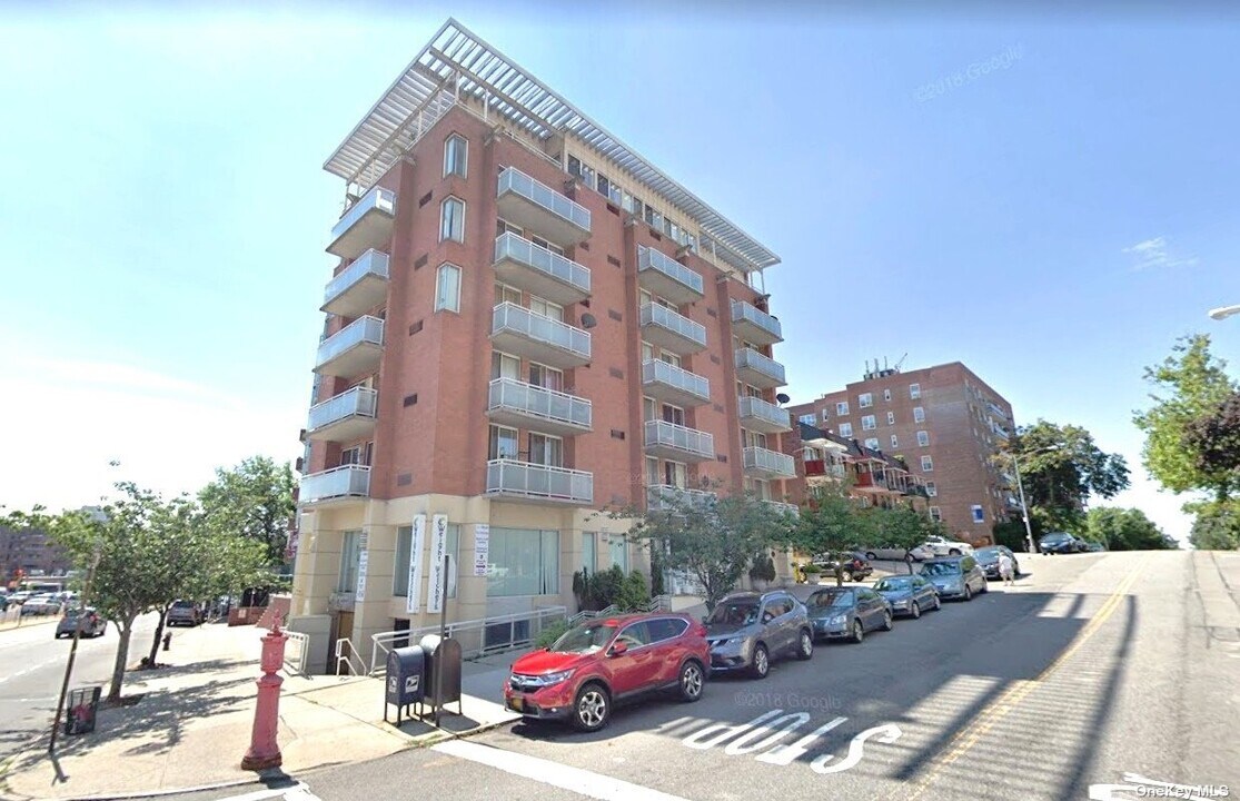 102-02 Queens Blvd, Unit 6A in Queens, NY - Building Photo