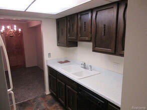 18447 University Park Dr in Livonia, MI - Building Photo - Building Photo
