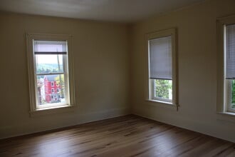 132 N White St, Unit Uspstairs Apt in Brookville, PA - Building Photo - Building Photo