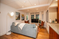 1249 Beacon St, Unit 1 in Brookline, MA - Foto de edificio - Building Photo