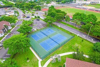 210 Lake Pointe Dr in Oakland Park, FL - Building Photo - Building Photo