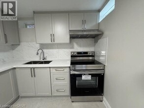 208 Pineglen Cres in Kitchener, ON - Building Photo - Building Photo
