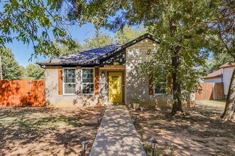 1012 N Robinson St in Cleburne, TX - Foto de edificio - Building Photo