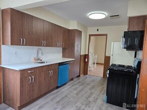 16 Stanley Pl in Edison, NJ - Building Photo - Building Photo