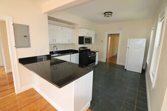 2572 Massachusetts Ave, Unit 2 in Cambridge, MA - Building Photo - Building Photo