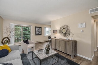 Melrose Gates in Brooklyn Center, MN - Foto de edificio - Interior Photo