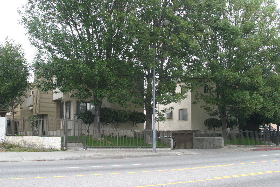 14715 Saticoy St in Los Angeles, CA - Building Photo