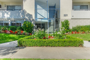 221 S Doheny Dr Apartments