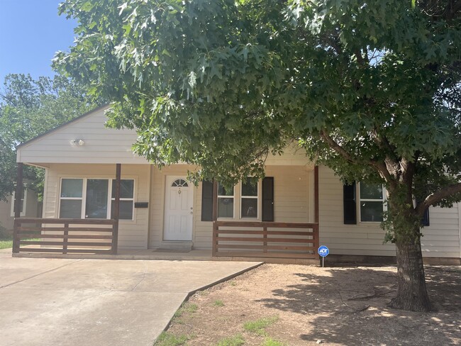 2420 26th St in Lubbock, TX - Foto de edificio - Building Photo