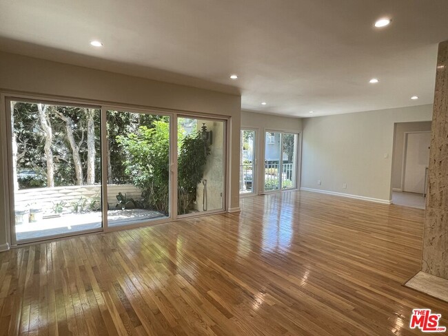 11645 Mayfield Ave in Los Angeles, CA - Building Photo - Building Photo