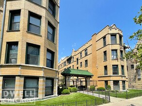 2342 N Spaulding Ave, Unit 2332.5-1A in Chicago, IL - Building Photo - Building Photo