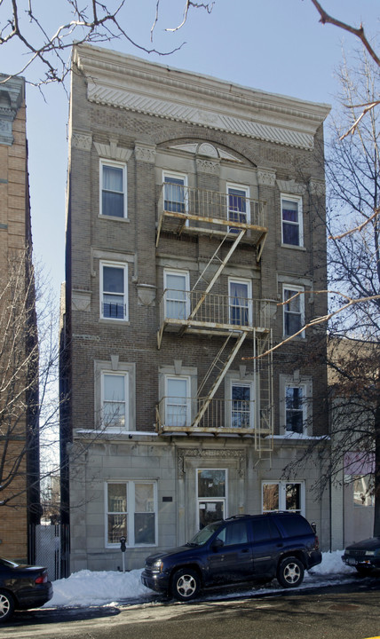 20 Roosevelt Sq in Mount Vernon, NY - Building Photo