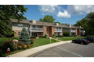 20 Westwood Dr in Westbury, NY - Building Photo - Building Photo
