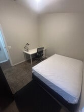 8151 Canterbury Lake Blvd in Tampa, FL - Foto de edificio - Building Photo