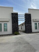 2022 Summerland Ln, Unit 4 in Edinburg, TX - Building Photo