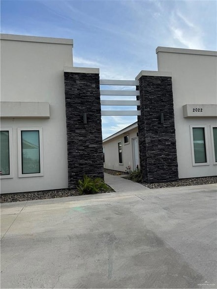 property at 2022 Summerland Ln