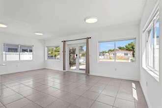 737 NW 4th St in Hallandale Beach, FL - Foto de edificio - Building Photo