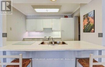 50 Eglinton Ave W in Mississauga, ON - Building Photo - Building Photo