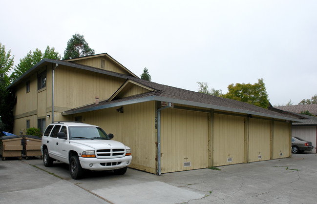 907 Joanne Ct in Rohnert Park, CA - Building Photo - Building Photo