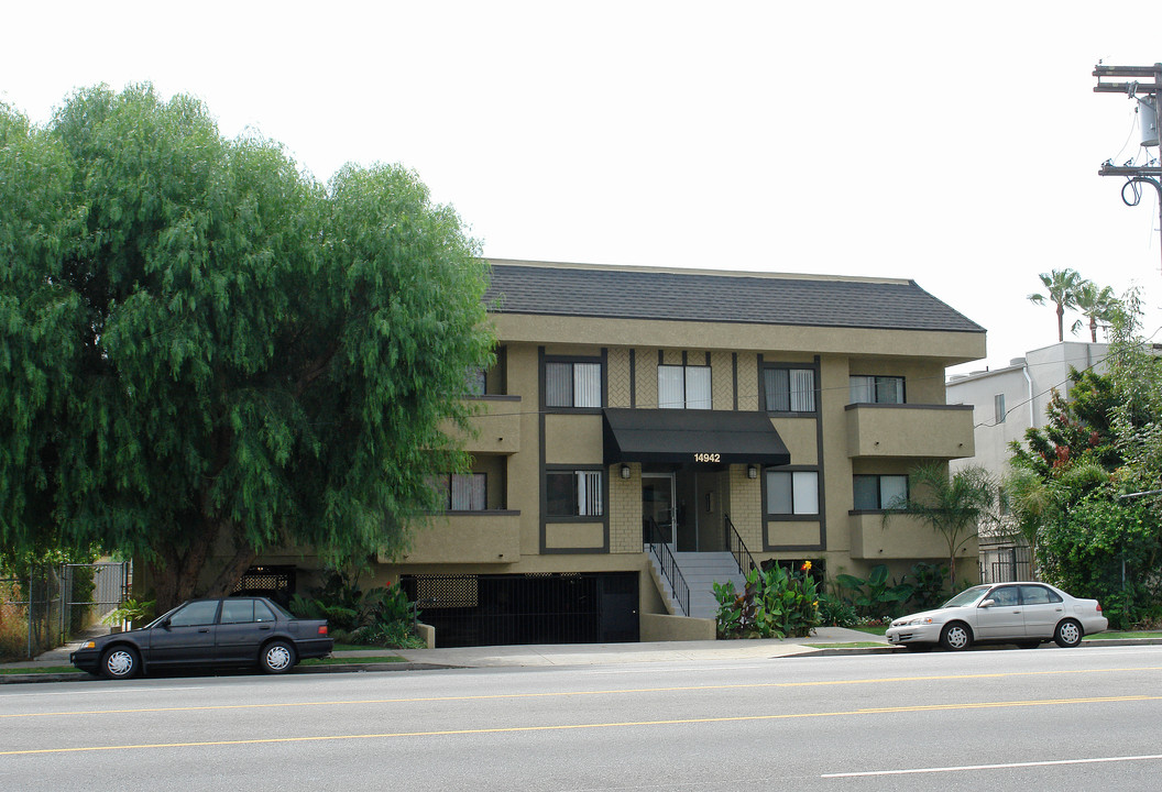 14942 Burbank Blvd in Sherman Oaks, CA - Building Photo