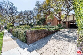 145 S Hudson Ave in Los Angeles, CA - Foto de edificio - Building Photo