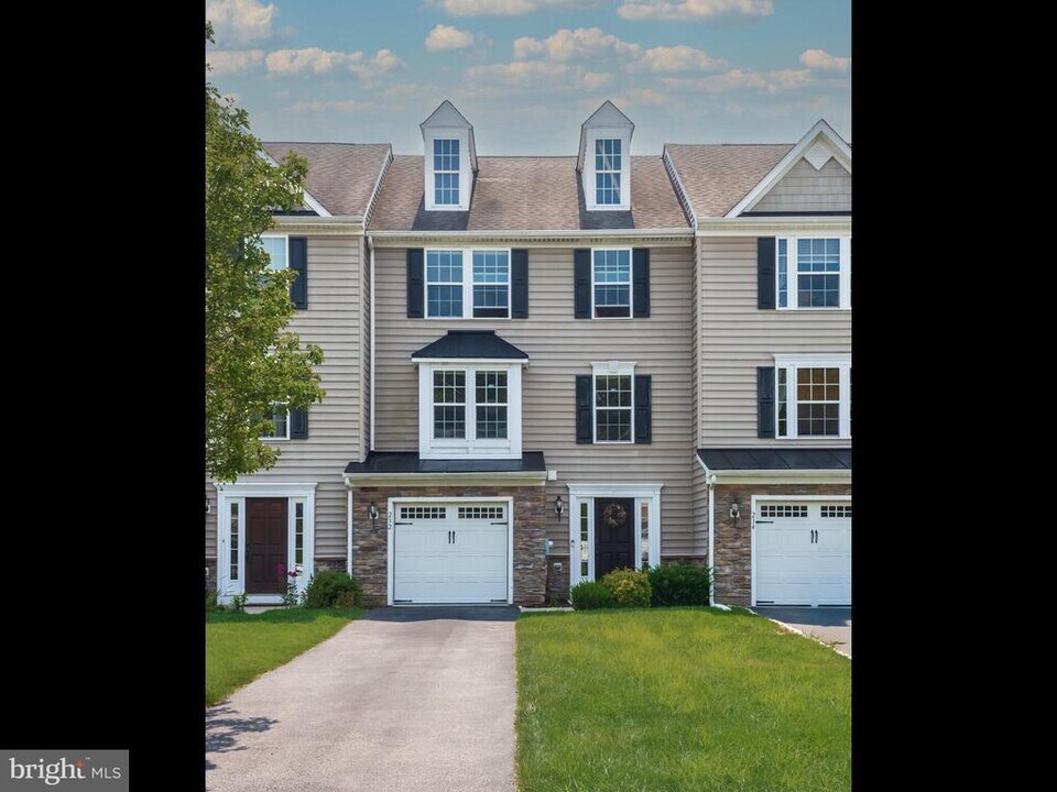 232 Tall Trees Cir in Downingtown, PA - Foto de edificio