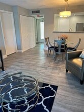 9070 Lime Bay Blvd in Tamarac, FL - Foto de edificio - Building Photo