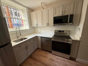 31 Kirk St, Unit 31-1 in Lowell, MA - Foto de edificio - Building Photo