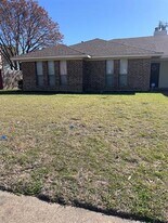806 Redbud Dr in Desoto, TX - Building Photo