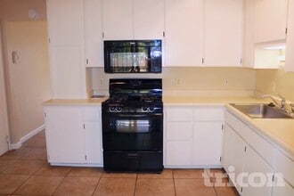 5812 Laurine Way in Sacramento, CA - Building Photo - Building Photo