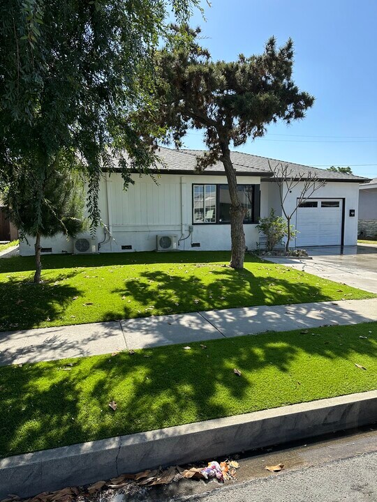 12108 Dunrobin Ave in Downey, CA - Building Photo