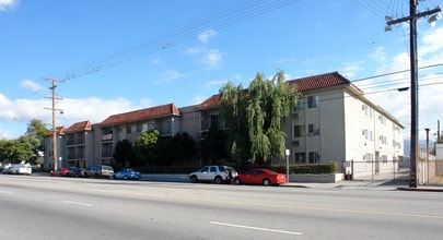 Encanto Apartments in North Hollywood, CA - Building Photo - Building Photo