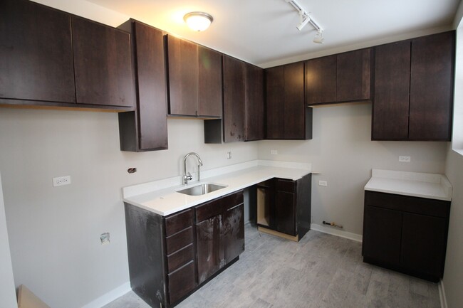 3108 W Sunnyside Ave, Unit GE in Chicago, IL - Foto de edificio - Building Photo