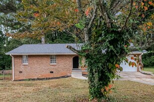 2255 Emerald Castle Dr in Decatur, GA - Building Photo