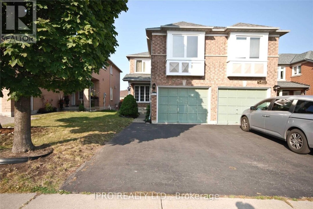 5441 Palmerston Crescent in Mississauga, ON - Building Photo