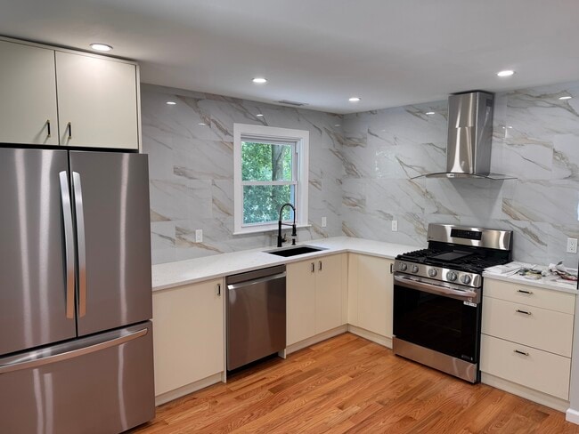 16 Treat Ave, Unit 2nd floor