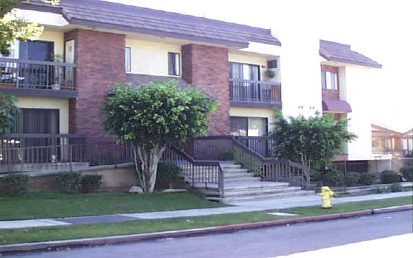 336-338 Salem St in Glendale, CA - Foto de edificio