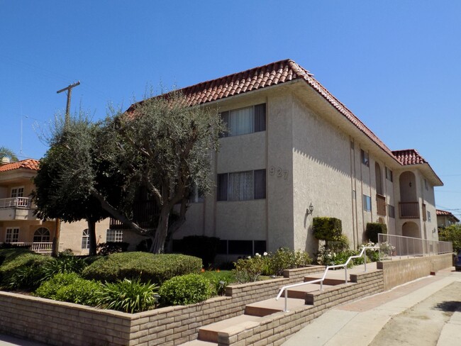 property at 927 W 9th St