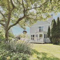 15 Hammersmith Rd in Newport, RI - Building Photo