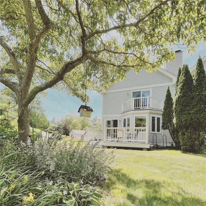 15 Hammersmith Rd in Newport, RI - Building Photo