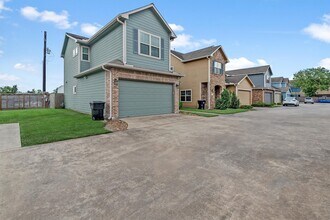 7036 W 43rd St in Houston, TX - Foto de edificio - Building Photo