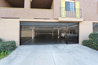 Civic Plaza Apartments in Santa Ana, CA - Foto de edificio - Building Photo