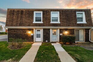 602 Bryn Mawr Ct in Schaumburg, IL - Building Photo