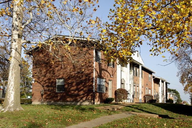 Madelaine Manor in Berkeley, MO - Building Photo - Building Photo