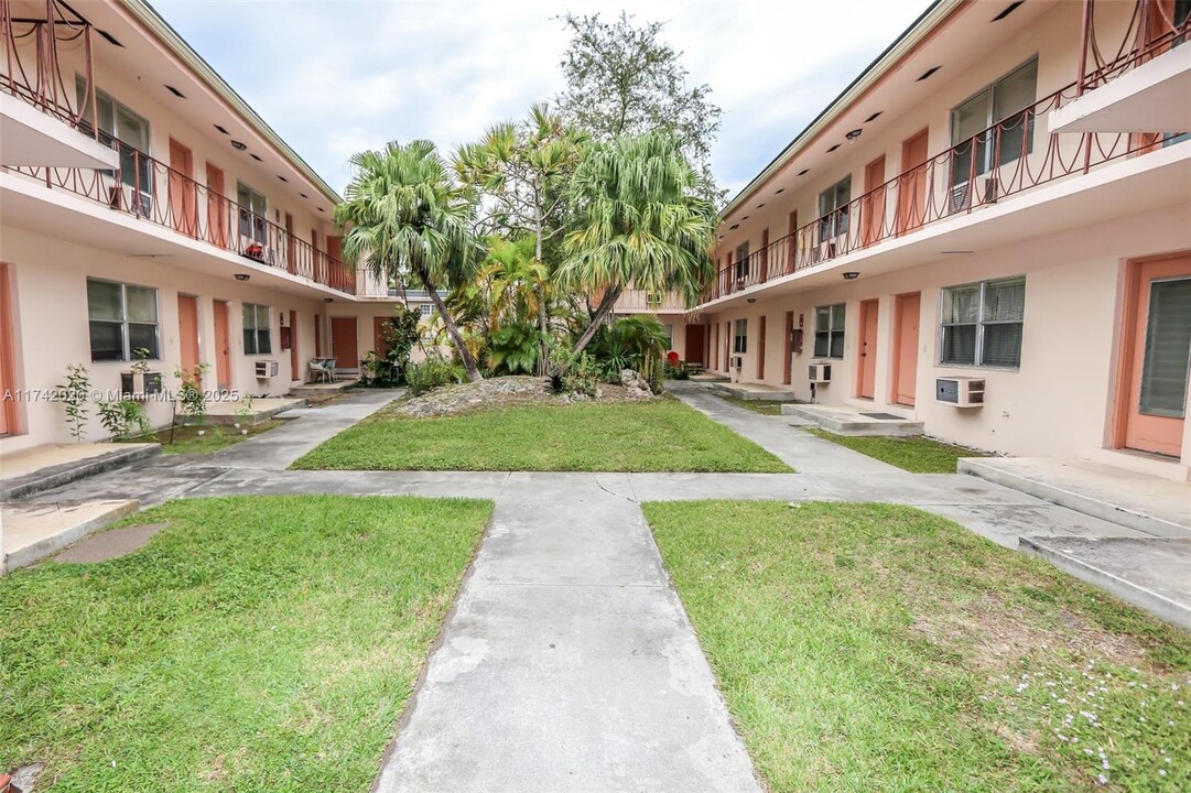 1250 S Alhambra Cir in Coral Gables, FL - Building Photo